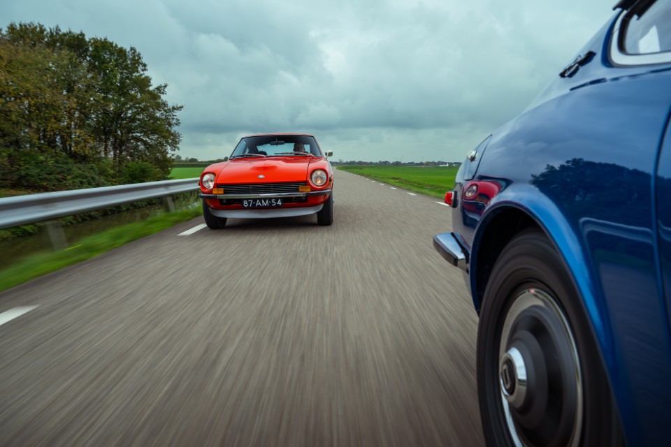 Zen met twee Datsun 240Z’s, waaronder een heel vroege..